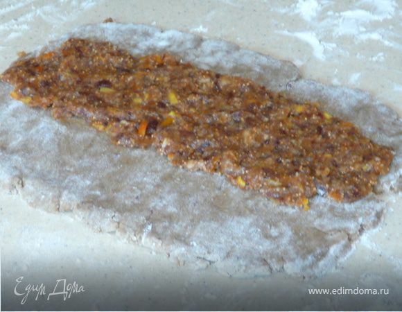 В блендере раздробить все сухофрукты, подливая понемногу воды, чтобы помочь процессу.