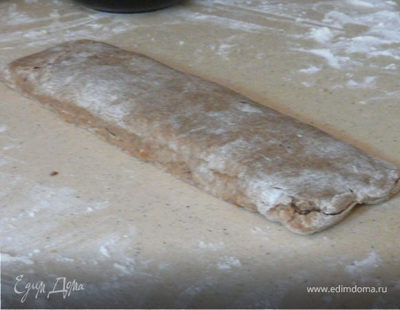 Смешать сахар, цедру, масло, яйцо и воду, добавить муку, сформировать 2 шара и охладить в холодильнике.