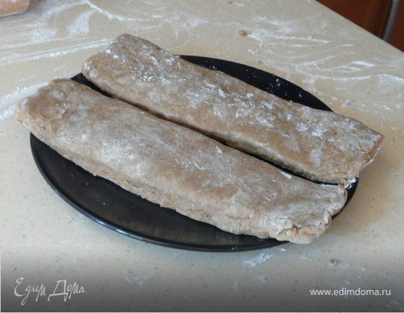 Раскатать оба шара в прямоугольный пласт, почти по центру каждого выложить начинку по длине, теперь сложить каждый и залепить шов. Возможно, понадобится смочить руки, чтобы распределить начинку и потом залепить шов.