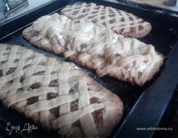 Таким образом заплетаем все три основания с начинкой и ставим в разогретый до 220 градусов духовой шкаф и выпекаем около 20-30 мин.