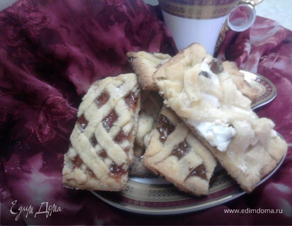 Когда печенья будут готовы, достаем их из духовки и нарезаем прямоугольничками.