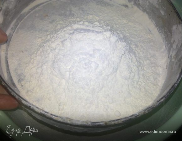 Муку просеять над миской и смешать с солью.