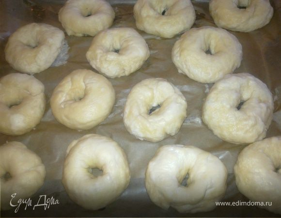 Смешать желток с 1 ст.ложкой воды,смазать бублики,присыпать кунжутом или льняным семенем.
