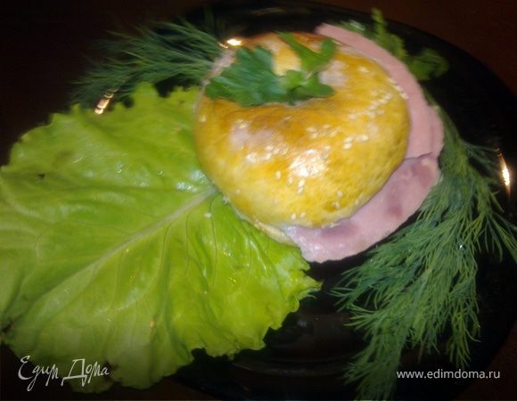 Остудив,можно надрезать вдоль ножом,пожеланию подать с сыром,ветчиной.