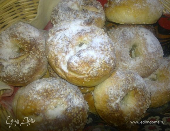 Особенно вкусные из духовки теплые бублики,присыпаные сахарной пудрой.Хрустящая корочка так и тянет к чаю и варенью.