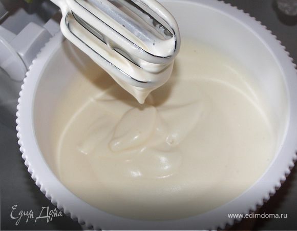 Духовку разогреть до180С.Разъёмную форму смазать сливочным маслом.Охлаждённые яйца тщательно взбить с сахаром(постепенно добавляя)в течении 10 мин.