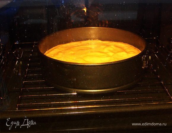 Всыпать кешью,мяту и просеянную муку.Очень аккуратно лопаткой вмешать их в яйца.Вылить тесто в форму и повернуть её несколько раз по часовой стрелке.Поставить в духовку и выпекать около 15 мин.