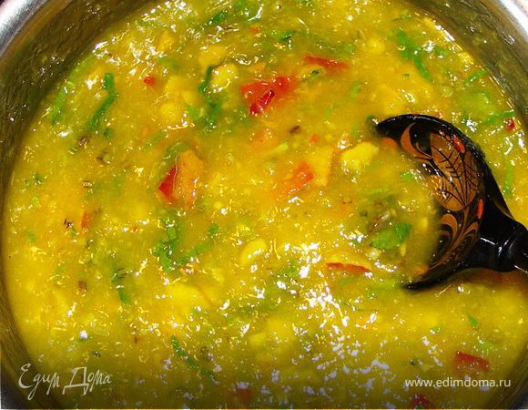 Желатин замочить в 100мл воды.Манговое пюре вылить в сотейник,добавить сахар и прогреть з-5 мин на очень маленьком огне до растворения сахара.Снять с огня.Положить в пюре розмарин.Перемешать.Добавить шафран(если хотите).Перемешать.Добавить распущенный на водяной бане желатин.Тщательно перемешать и поставить охлаждаться.