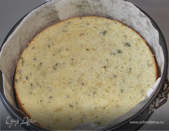 Смешиваем сироп с ромом и разводим водой до 150мл.Разъёмную форму выстилаем бумагой для выпечки.Укладываем на дно более толстый корж.