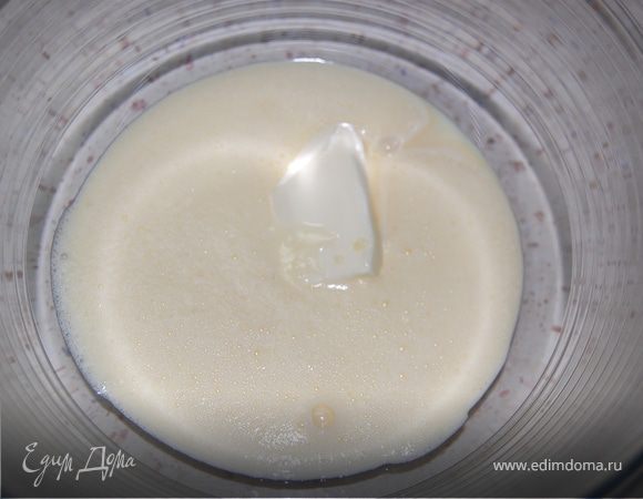 Обычно, тесто замешивают все сразу, потом делят на две части, в одну из которых добавляют какао, и пекут один белый и один коричневый коржи. Я же изначально делю ингридиенты на две части и замешиваю тесто на каждый корж отдельно. Мне так удобно. Вы делайте так, как удобно Вам... Размягченное сливочное масло взбить с яйцами, добавить сгущенное молоко, перемешать. 