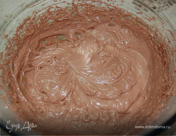 Всыпать просеянную муку, разрыхлитель (во второй корж какао), перемешать.