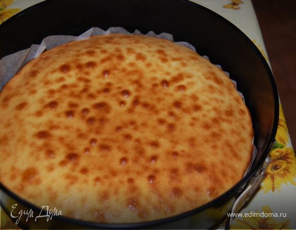 Форму застелить промасленной бумагой, вылить тесто, выпекать при 180°С 15 минут.