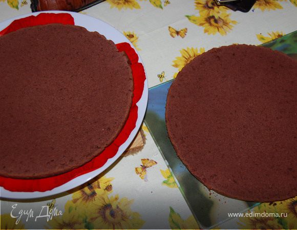 Остывшие коржи разрезаем на две части (если не получается красиво разрезать ножом, можно надрезать по кругу на 1 см, потом в надрез протянуть прочную шелковую нить и завязать ее, тем самым разрезав корж)