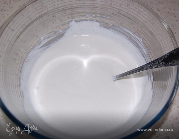 Крем предельно прост: сметану взбиваем с сахаром. НО если Вы не уверены в том, что Ваша сметана взобьется, просто перемешайте ее с сахаром.