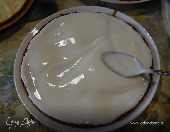 Перемазываем коржи кремом.