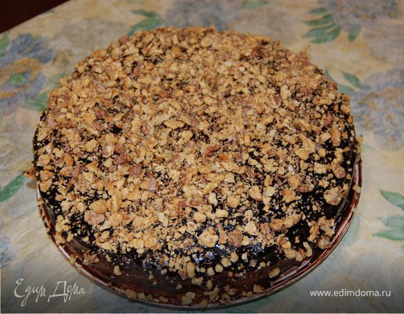 Все ингридиенты для глазури нагреваем на огне до растворения сахара. Охладить. Полить верхний корж. Очищенные орехи подсушить в духовке при небольшой температуре до красивого светло-коричневого цвета. Измельчить. Посыпать торт.