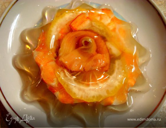 Перед подачей окунем каждую формочку на 1-2 секунды в кипяток и перевернем заливное на тарелку. Получилось очень нежное заливное, которое, я думаю, доставит нашим гостям несколько приятных минут, а также не только вкусовое, но и эстетическое наслаждение…