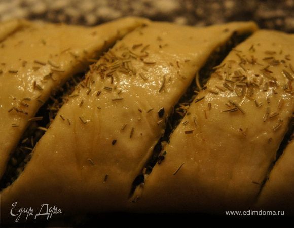 Сделать надрезы поперек, глубиной в 0,5 см. Я так сделала, что бы пропекся слой в середине. 