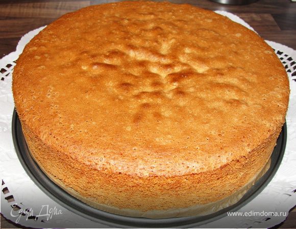 Яйца взбить в пену с сахаром, добавить просеянную муку и разрыхлитель, все тщательно взбить.
Выложить массу в форму для выпечки, застеленной бумагой для выпечки. Выпекать 30 минут при 180 градусах.
Важно, чтобы серединка пропеклась, можно подержать наш бисквит 5 минут дольше в духовке. 