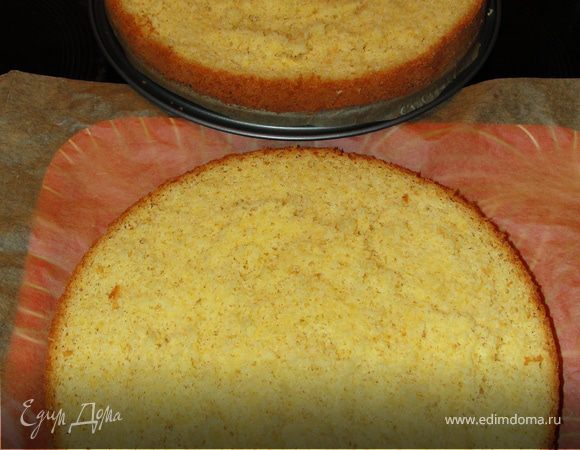 Готовому бисквиту дать остыть и после разрезать на две половинки. Теперь пропитаем бисквит, чтобы он был нежный. Каждую часть облить ложечкой разведенным с водой кленовым сиропом, особенно тщательно это нужно сделать по бокам.