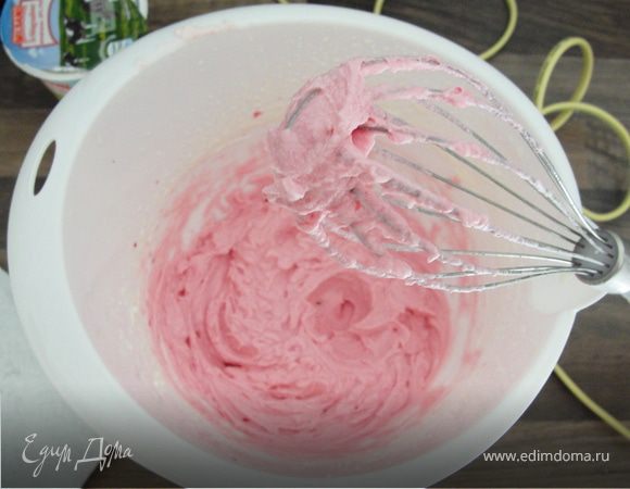 Прослойку(пудинг) лучше сделать заранее, часа 2-3 ей нужно дать застыть в прохладном месте, в той же форме, где позже будет выпекаться бисквит.
Для этого мы кипятим нашу ягодную смесь с пудрой, отставляем в сторону. Отливаем 100 мл молока в чашечку и разводим внем наш крахмал. Оставшиеся 400 мл мы кипятим. Вливаем молоко с крахмалом в горячее молоко, тщательно взбиваем его венчиком, после вливаем туда и ягодную смесь. Тщательно взбиваем и варим несколько минут до загустения. Убираем с огня, вымешиваем и выливаем в формочку. Когда наша прослойка застыла, нужно приготовить крем и собирать торт.
Для этого взбиваем сливки(200 мл) 2 минутки и добавляем туда сахарную пудру(2 ст.л.). Далее тщательно взбиваем сливки до пены. И добавляем несколько капель свекольного сока для розового цвета нашего крема.