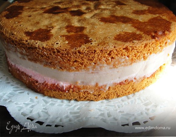 Укладываем нижний корж на блюдо, смазываем подготовленым кремом.
На крем укладываем нашу прослойку  молочно-ягодную. Накрываем верхним коржом.