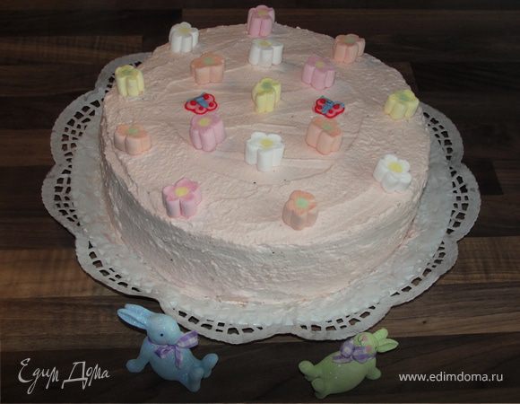 После этого взбиваем оставшиеся сливки (400 мл) и 4 ст.л. сахарной пудры до пены. В конце добавляем несколько капель сока по-вкусу. Главное по-капелке и тщательно взбивать после этого. Крем готов. Смазываем обильно лопаткой наш торт сверху и по-бокам. Украшаем по-вкусу. Охлаждаем торт примерно 2 часа.
Приятного чаепития!!!