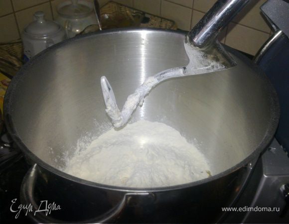 Замесить тесто с помощью кухонного комбайна или в большой миске.