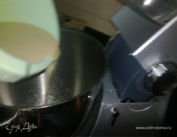 Смешайте теплую воду с дрожжами,сахаром,добавьте муку,соль,масло.