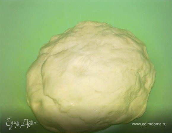 Вымешиваем эластичное тесто не липнущее к рукам.Смажим чистую миску оливковым маслом и переложим тесто в нее,накроем пищевой пленкой и поставим в теплое место чтоб подошло.