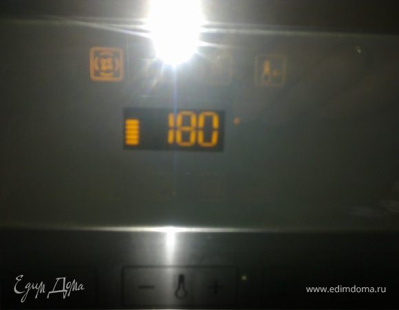 Духовку разогреваем до температуры 180 градусов.