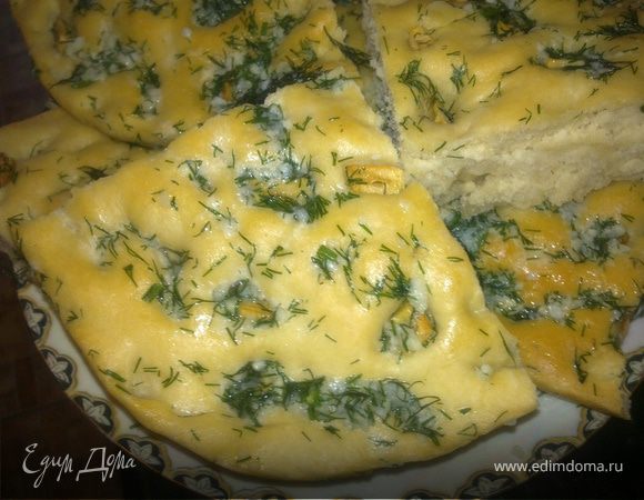 Затем нарезаем порционными кусочками и кулинарной кисточкой хорошо смазываем приготовленной из чеснока,укропа и масла смесью,со всех сторон.Вкус необыкновенный!!!!!