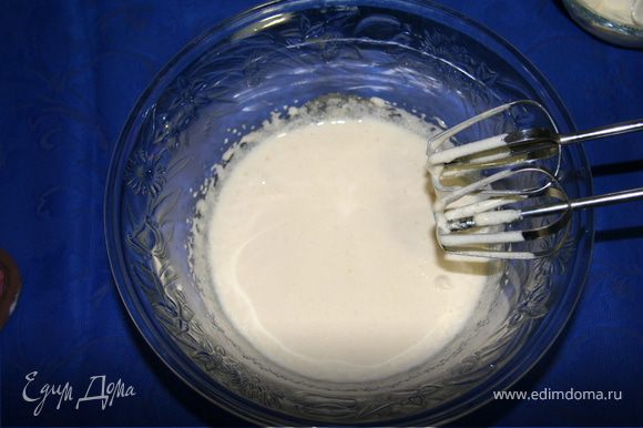 Взбиваем желтки с сахаром. И добавляем полученную белую массу к ванильно-молочной основе.Вновь доводим до кипения.