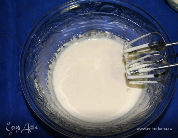 Взбиваем желтки с сахаром. И добавляем полученную белую массу к ванильно-молочной основе.Вновь доводим до кипения.