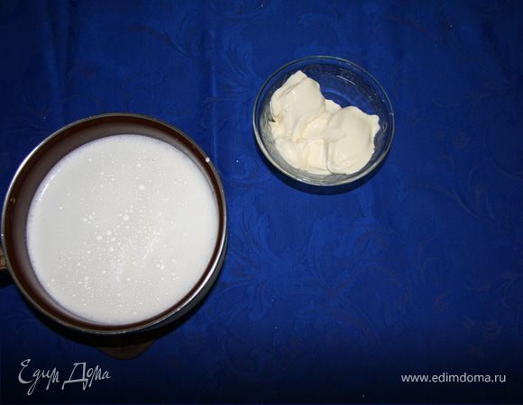 Добавляем сливочный сыр "Viola" и тщательно перемешиваем, варим на слабом огне примерно 10 минут до загустения.