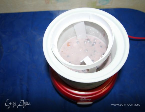 Готовую массу помещаем в мороженицу и добавляем к ней чернику и печенье.
Выставляем режим приготовления мороженого.