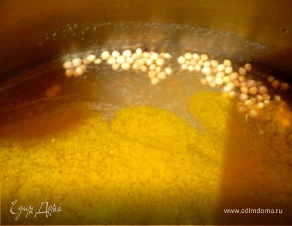 В маленькой кастрюлечке на среднем огне нагреть и поварить 2-3 минуты уксус, сахар, порошок, слегка раскрошенные семена и куркуму. Остудить до комнатной температуры.
