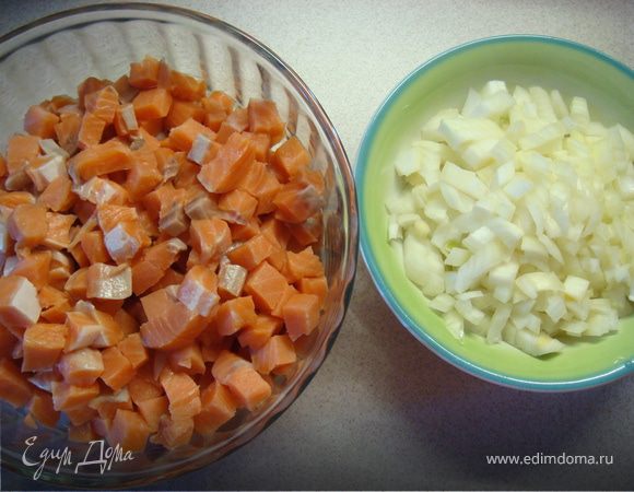 Нарезаем филе кеты  и лук небольшими квадратиками.