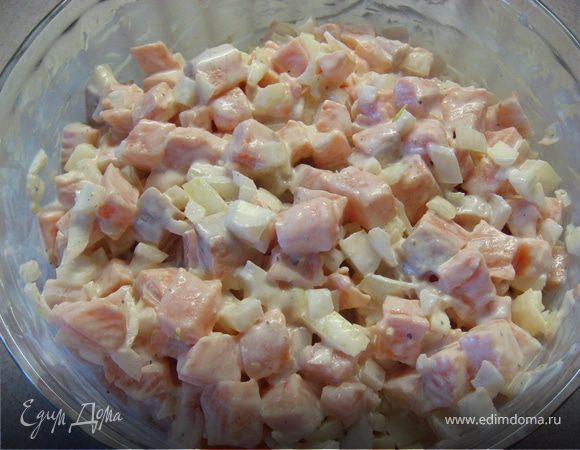 Смешиваем майонез, сметану и яицо, добавляем немного соли и перчим.Соединяем с нарезанным филе кеты и луком и всё тщательно перемешиваем. Оставляем на 0,5час для маринования.