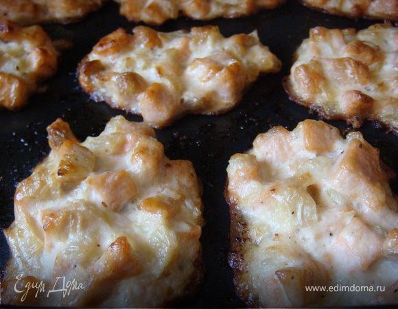 Выкладываем порционно ложкой на противень и ставим в предварительно нагретую духовку (180-190гр)запекать, на 15 минут.
Готово. Приятного аппетита!