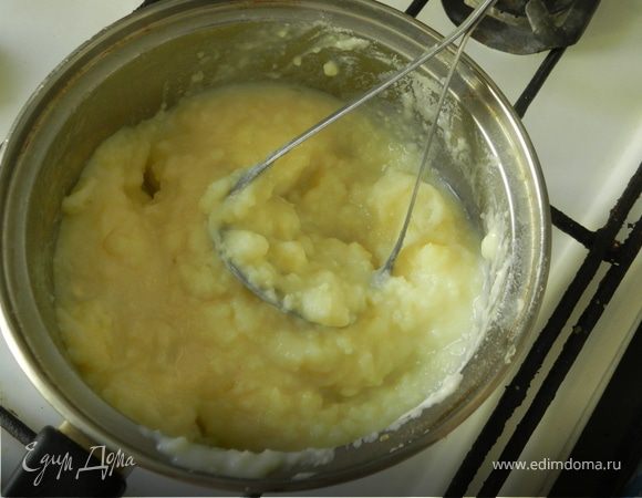 Сварите картофель.Слив воду,растолките в пюре с молоком или сливками,яйцом и половиной сливочного масла и половиной тертого сыра.