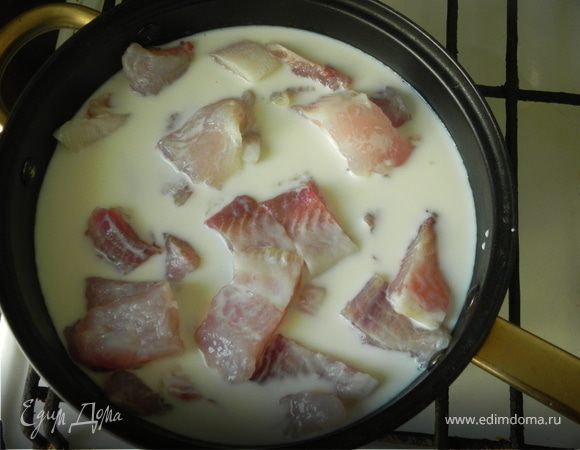 Положите рыбу в сковородку и залейте молоком.Доведя до кипения,уменьшить огонь,варить 2-3 мин.Слейте жидкость,сохраните.