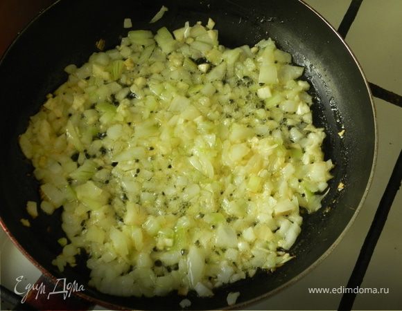 Растопите оставшееся сливочное масло на маленьком огне,обжарьте лук и чеснок 2 мин.
