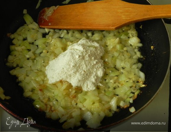 Подмешайте муку и готовьте ещё 1 мин.