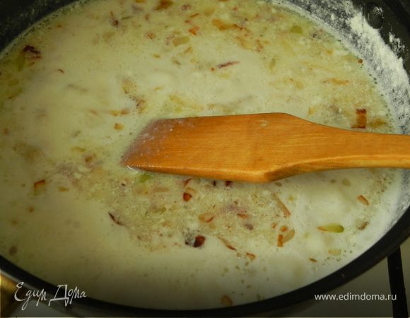 Снимите с огня и постепенно подмешайте в оставшееся молоко.
Снова поставьте на огонь и,постепенно помешивая,доведите соус до кипения и дайте ему загустеть.Убавьте огонь и готовьте ещё 2 мин.