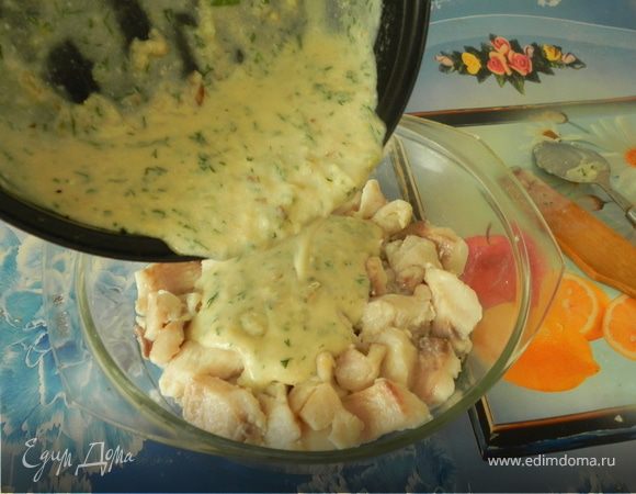 Положите готовую рыбу в 1.5-литровую жаропрочную посуду,осторожно подмешайте соус.