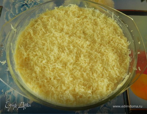 Положите слой картофеля на рыбу,посыпьте оставшимся сыром.