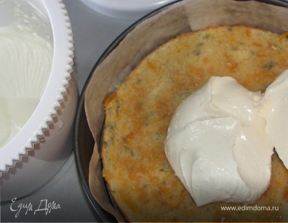 Корж смазать пропиткой и выложить на него крем.