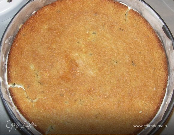 Тщательно разровнять.Второй корж промазать пропиткой и накрыть сухой стороной вверх.Чуть прижать его сверху.