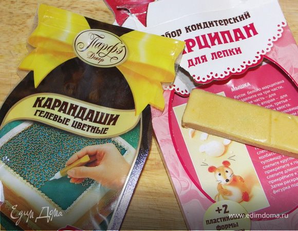 Торт готов.Снимаем бортики.Аккуратно перекладываем на блюдо и можно украшать:))Если вы решите украсить способом подобным моему,то лучше это сделать непосредственно перед подачей на стол.Марципан не любит влажного соседства и через несколько часов начнёт подтаивать.Вкус не станет хуже,но будет не идеальный вид.